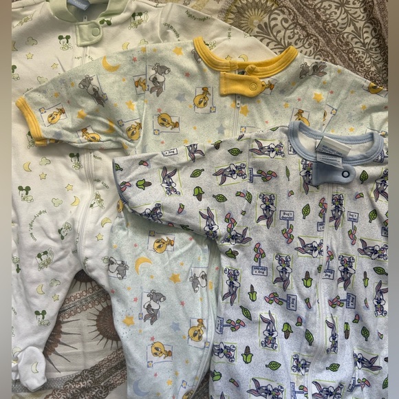 Vintage looney tunes baby and Disney baby Footed Sleeper LOT - 0-3 months - Picture 1 of 9